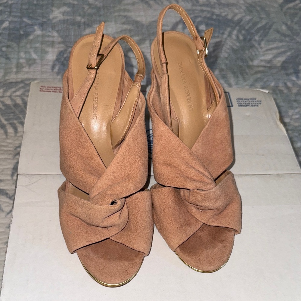 Banana Republic Women's Brown Tan Nude Suede Heels